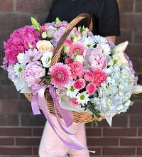 Композиция солнечный день в Шебекино Цветочная композиция из Розы, Хризантемы, Пионы и Лизиантусы в корзине в Шебекино
