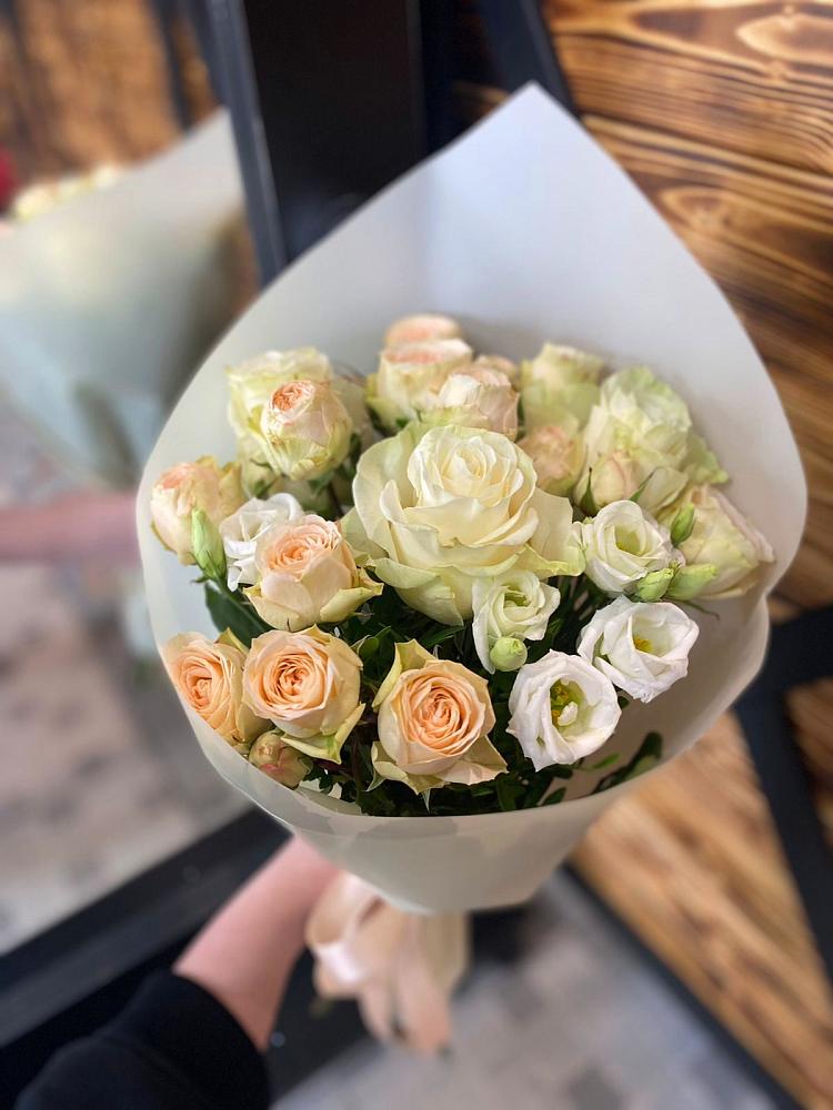 Букет цветов из: Розы и Лизиантусы в Шебекино